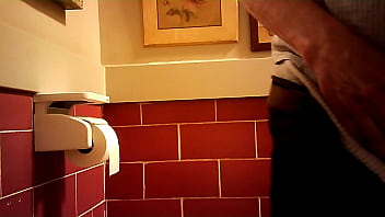 Cámara espía de polla circuncidada en WC