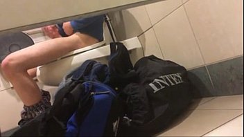 Espiando a atleta en el baño pajeandose
